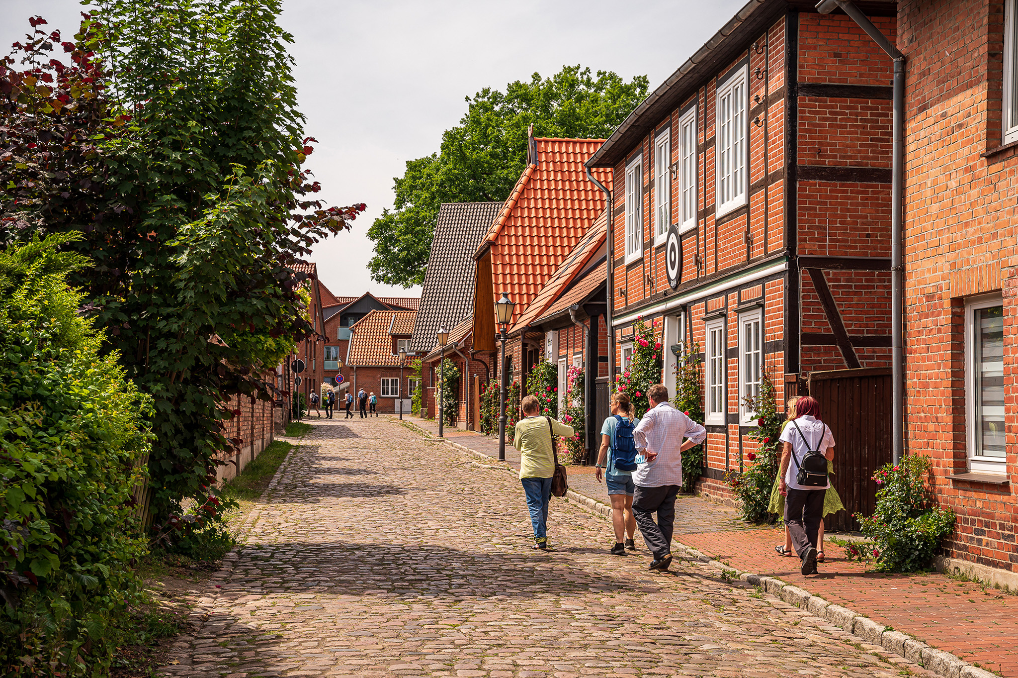 Eine Gruppe Urlauber bei einer Stadtführung in der Pastorenstraße Bad Bevensen