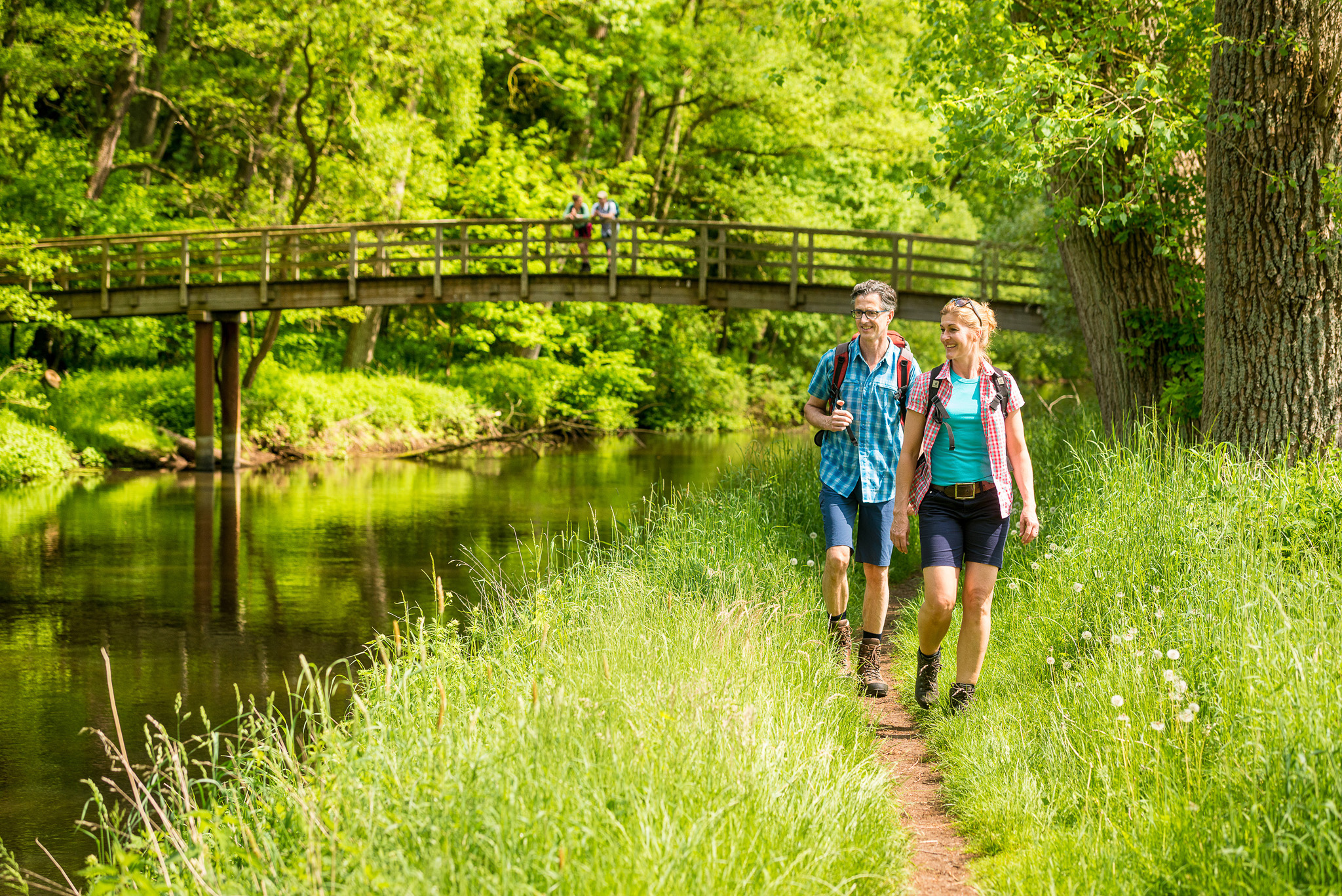 Urlauber wandern entlang der Ilmenau
