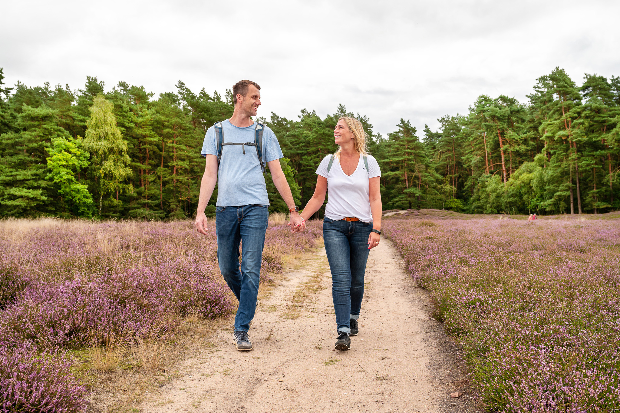 Wanderer in der blühenden Klein Bünstorfer Heide